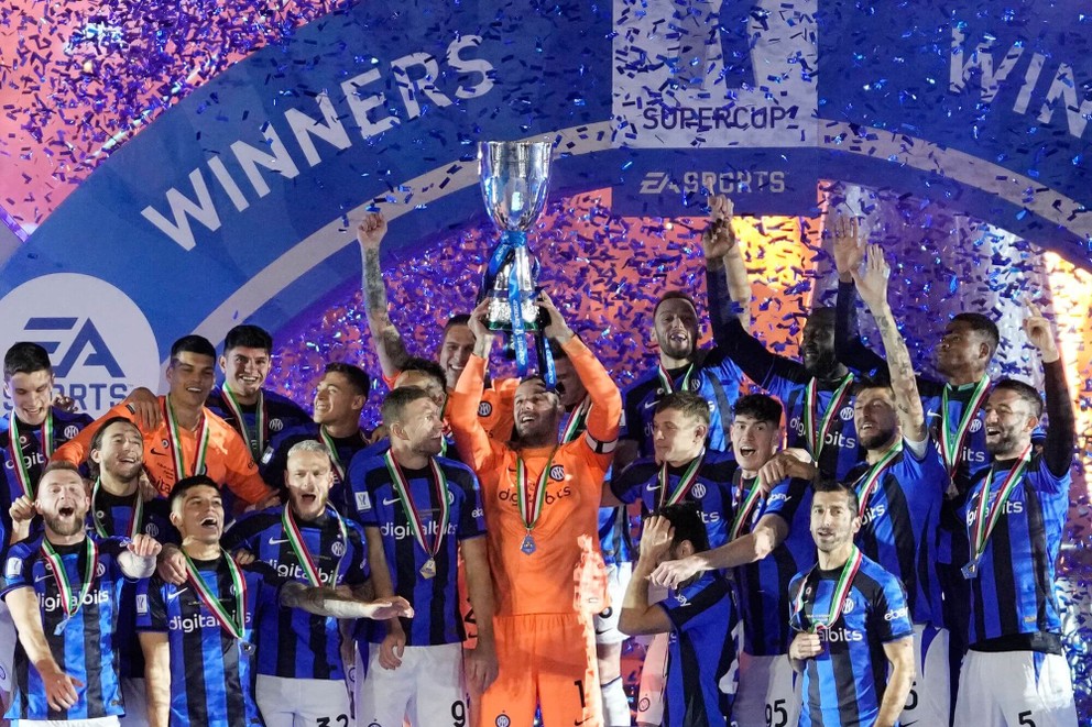 Brankár Samir Handanovič dvíha nad hlavu trofej pre víťaza talianskeho Superpohára.  