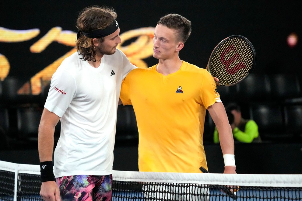 Grécky tenista Stefanos Tsitsipas (vľavo) a Jiří Lehečka po štvrťfinále Australian Open 2023.