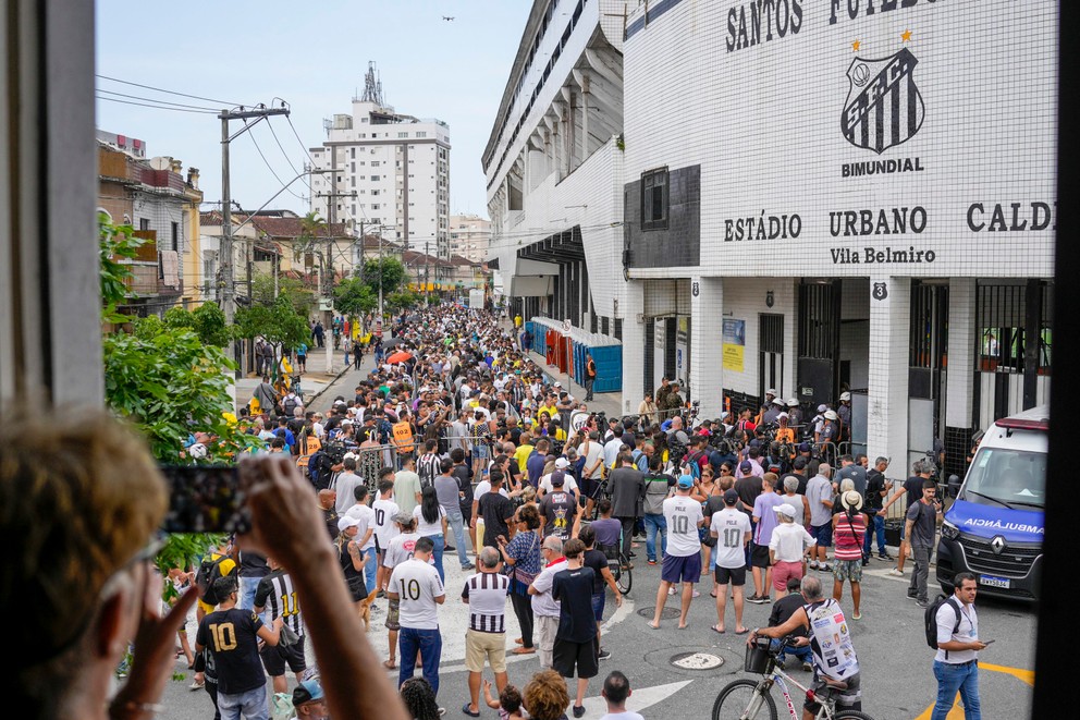 Futbaloví fanúšikovia sa v Santose prišli rozlúčiť s Pelém.