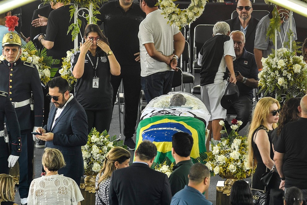 Brazílska vlajka na rakve s pozostatkami legendárneho futbalistu Pelého.