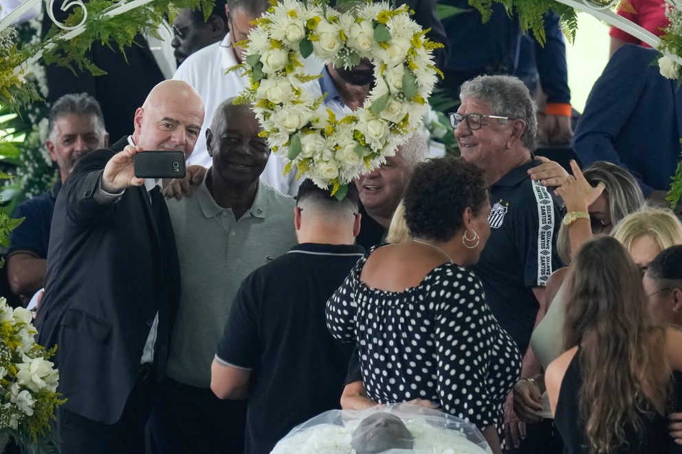 Prezident FIFA Gianni Infantino si urobil selfie v blízkosti rakvy s legendárnym Pelém.