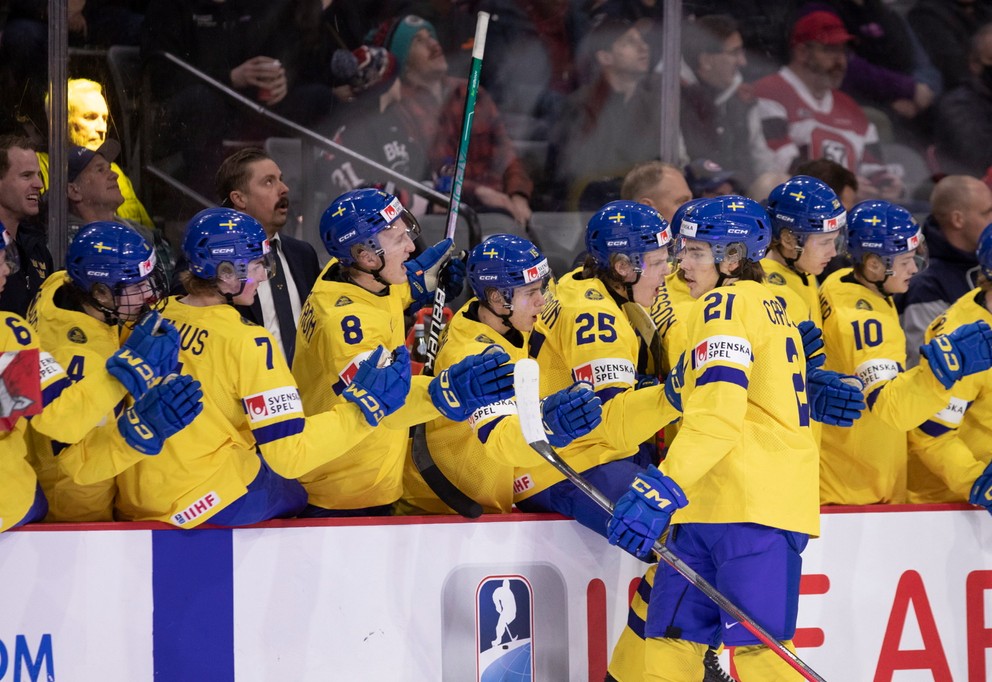 Hokejisti Švédska sa tešia po góle Lea Carlssona na MS v hokeji 2023 hráčov do 20 rokov.