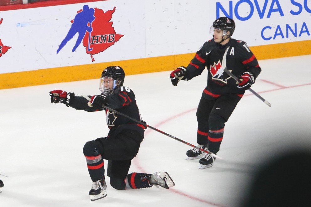 Connor Bedard sa teší po góle v zápase Slovensko - Kanada vo štvrťfinále MS v hokeji do 20 rokov 2023.
