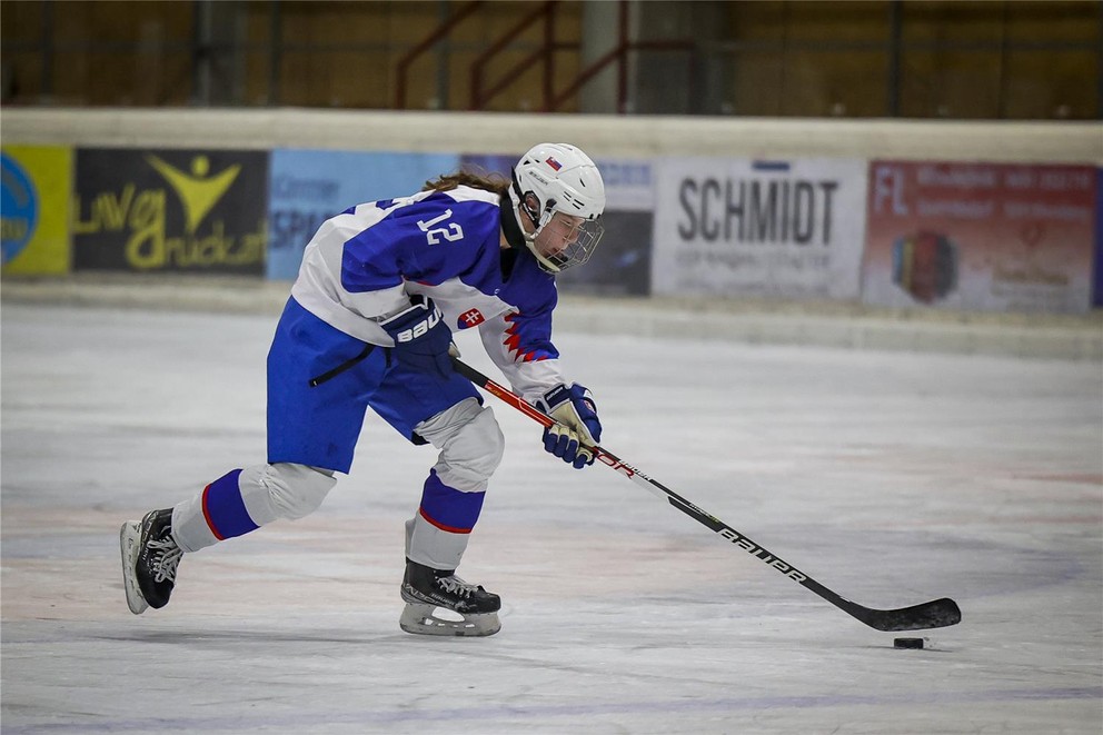 Nela Lopušanová vo finále hokejového turnaja dievčat na zimnom EYOF 2023.