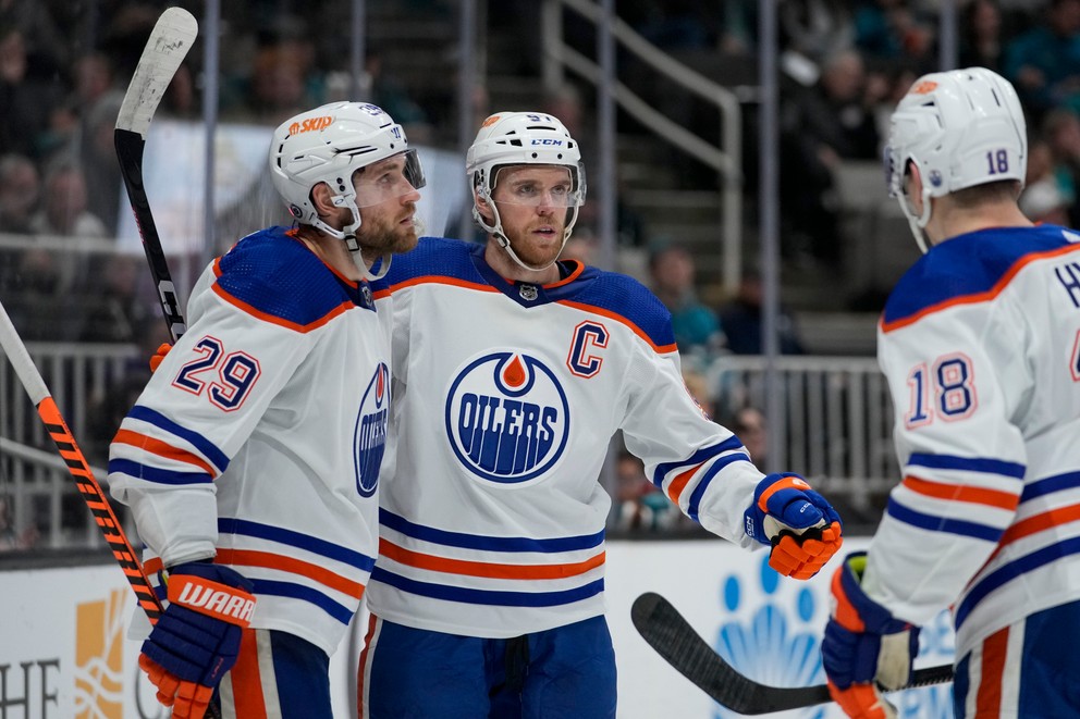 Connor McDavid a Leon Draisaitl oslavujú gól.