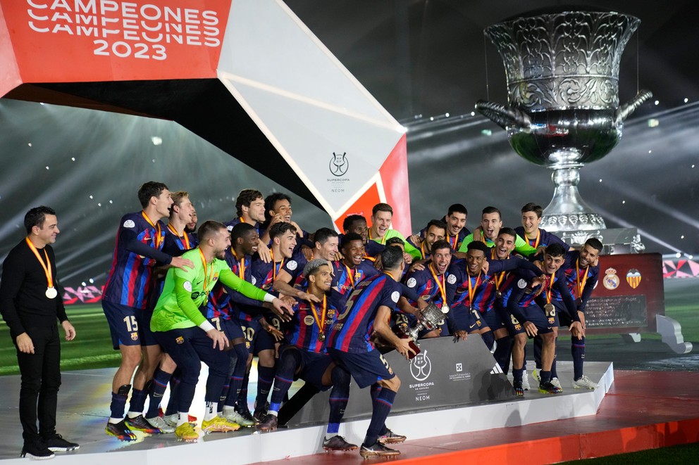 Futbalisti FC Barcelona sa tešia po triumfe v španielskom Superpohári. 