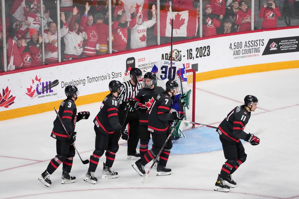 Kanaďania sa tešia po triumfe v zápase Slovensko - Kanada vo štvrťfinále MS v hokeji do 20 rokov 2023.