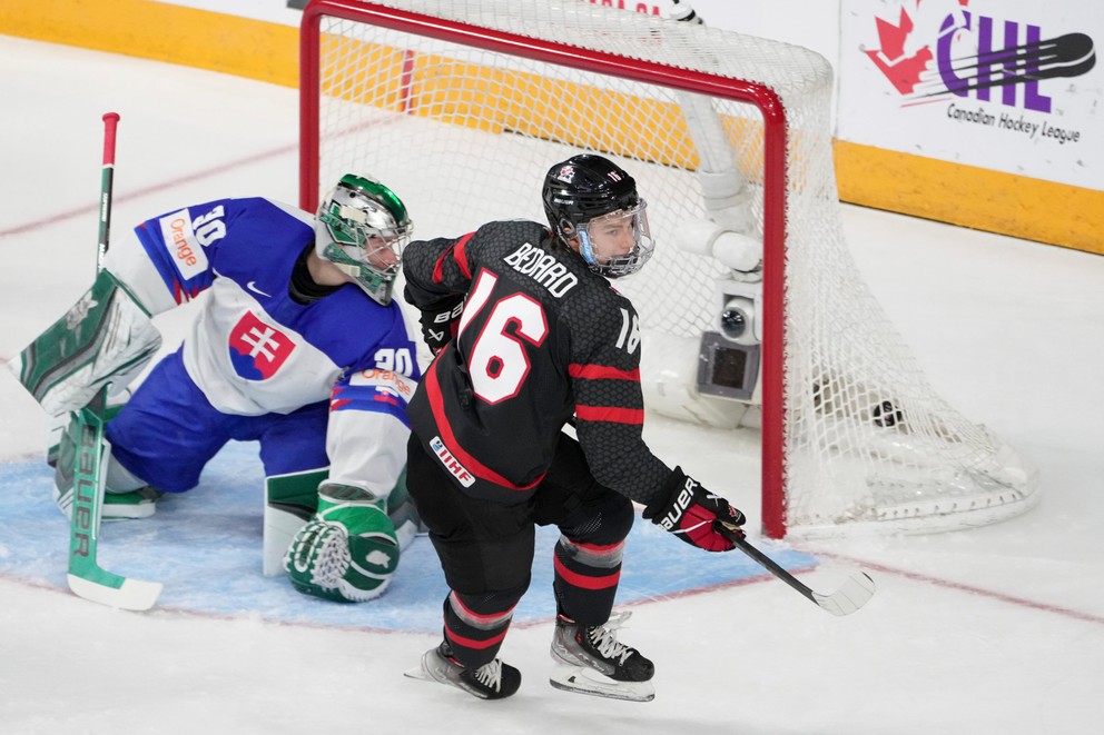 Kanaďan Connor Bedard strieľa gól v zápase proti Slovensku na MS v hokeji do 20 rokov.
