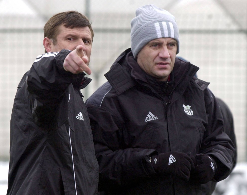 Tréneri Michal Hipp (vľavo) a Vladimír Weiss st. počas pôsobenia v Artmedii Petržalka začiatkom roka 2006.