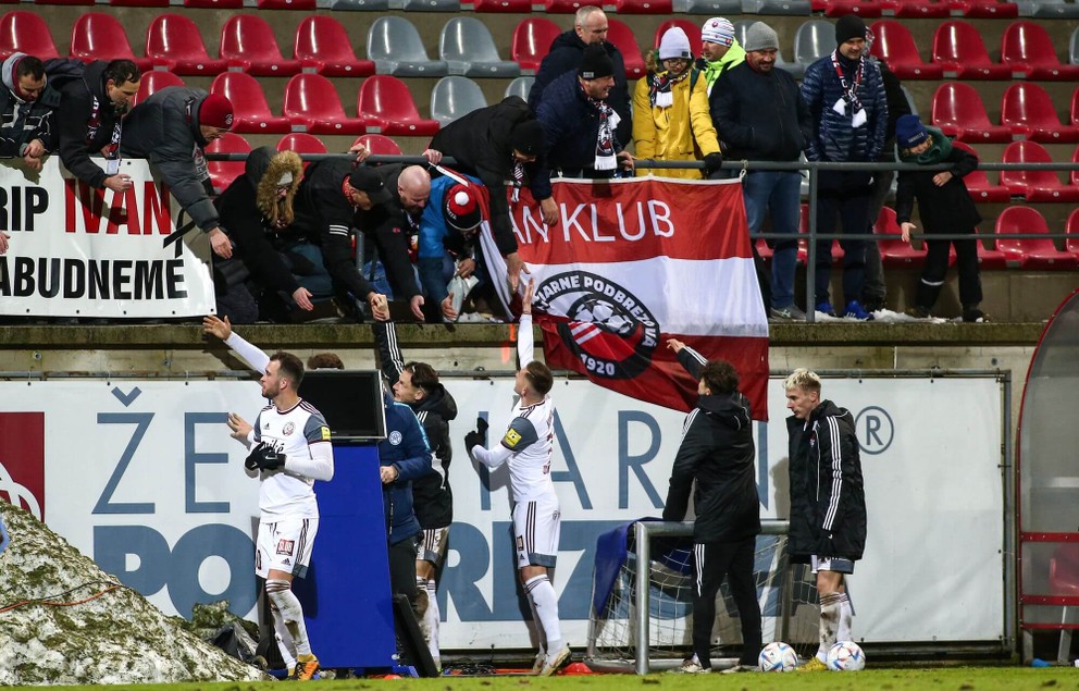 Futbalisti Podbrezovej oslavujú s fanúšikmi istotu miestenky v nadstavbovej skupine o titul vo Fortuna lige.
