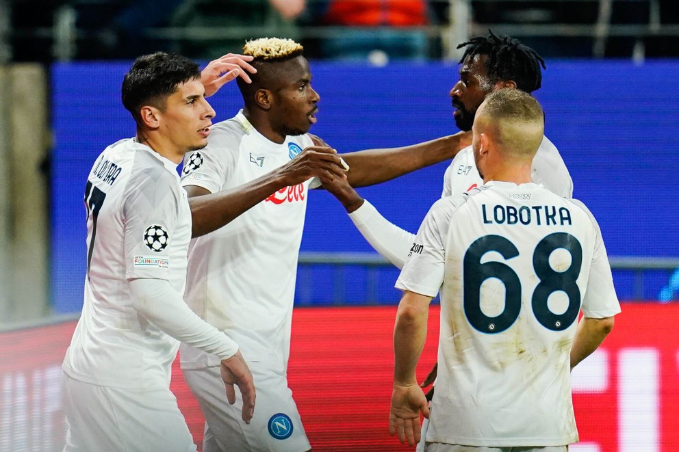Stanislav Lobotka so spoluhráčmi v osemfinále Ligy majstrov Eintracht Frankfurt - SSC Neapol.
