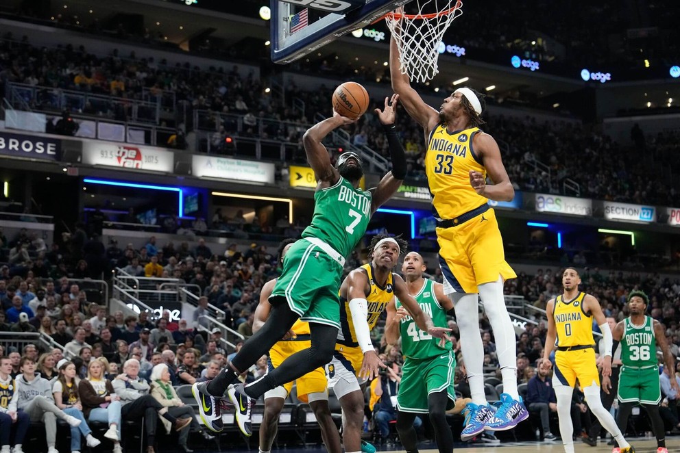 Basketbalista Indiany Myles Turner (33) v súboji s Jaylenom Brownom.