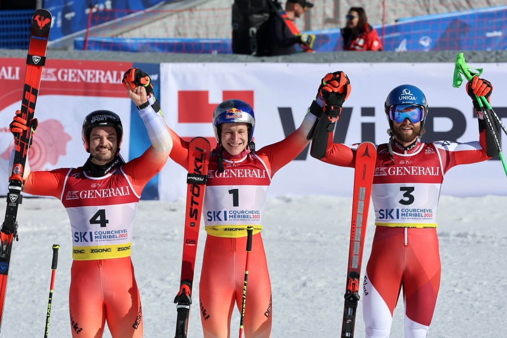 Trojica najlepších lyžiarov v obrovskom slalome. Zľava Loic Meillard, Marco Odermatt a Marco Schwarz. 