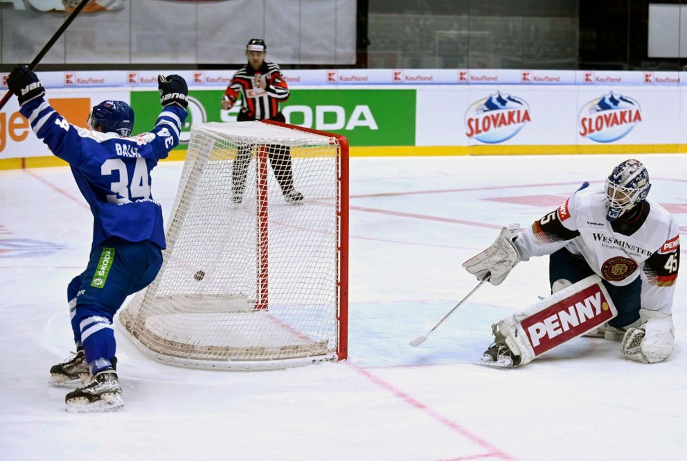 Slovenský hokejista Jozef Baláž sa teší z gólu v prípravnom zápase proti Nemecku. 