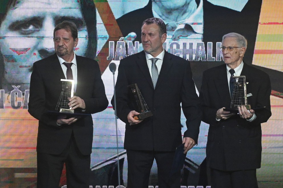Zľava bývalí futbalisti Ján Čapkovič, Stanislav Seman a lekár Ján Michaľko, ktorí boli uvedení do Siene slávy slovenského futbalu počas vyhlásenia ankety Futbalista roka 2022.