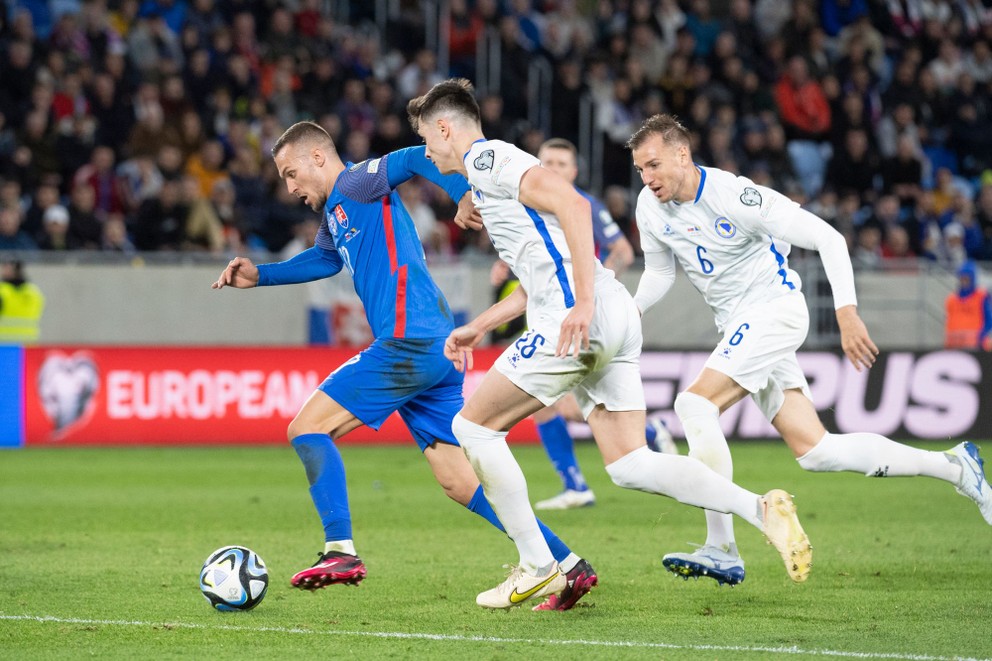 Na snímke vľavo Lukáš Haraslín (Slovensko) pred strelením druhého gólu počas kvalifikačného stretnutia o postup na EURO 2024.