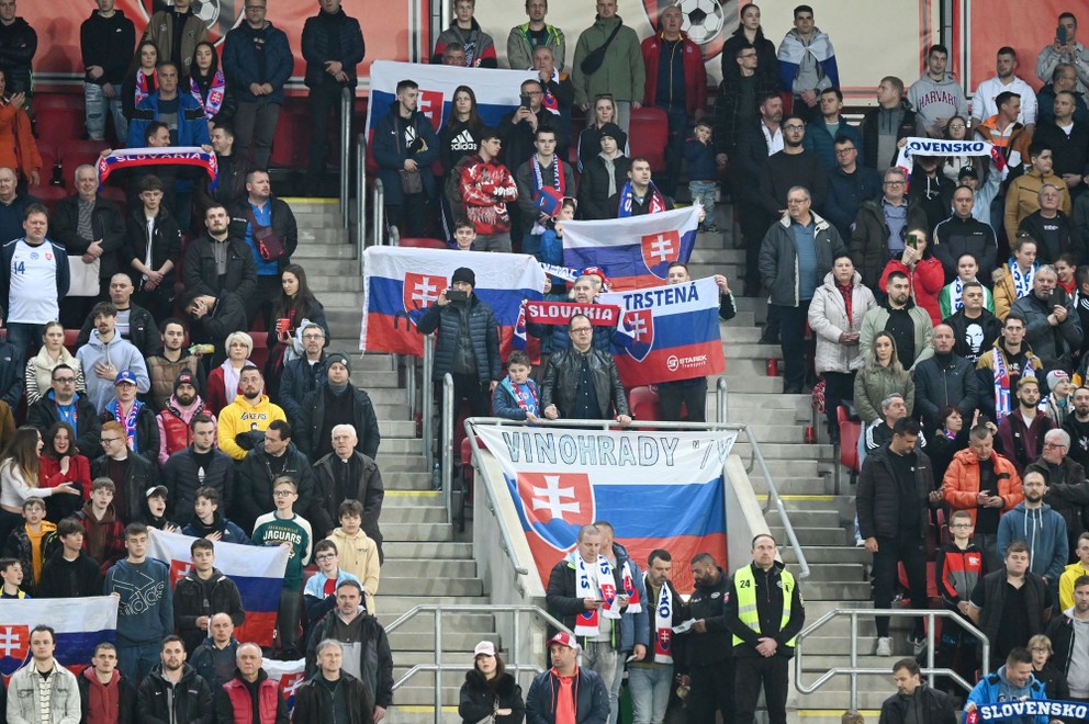 Slovenskí fanúšikovia počas zápasu Slovensko - Luxembursko v kvalifikácii EURO 2024.