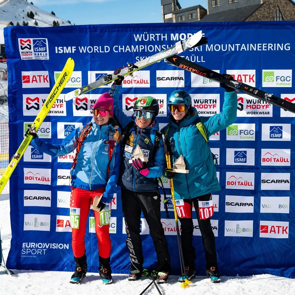 Marianna Jagerčíková (v strede) sa teší z víťazstva v šprinte na MS v skialpinizme. 