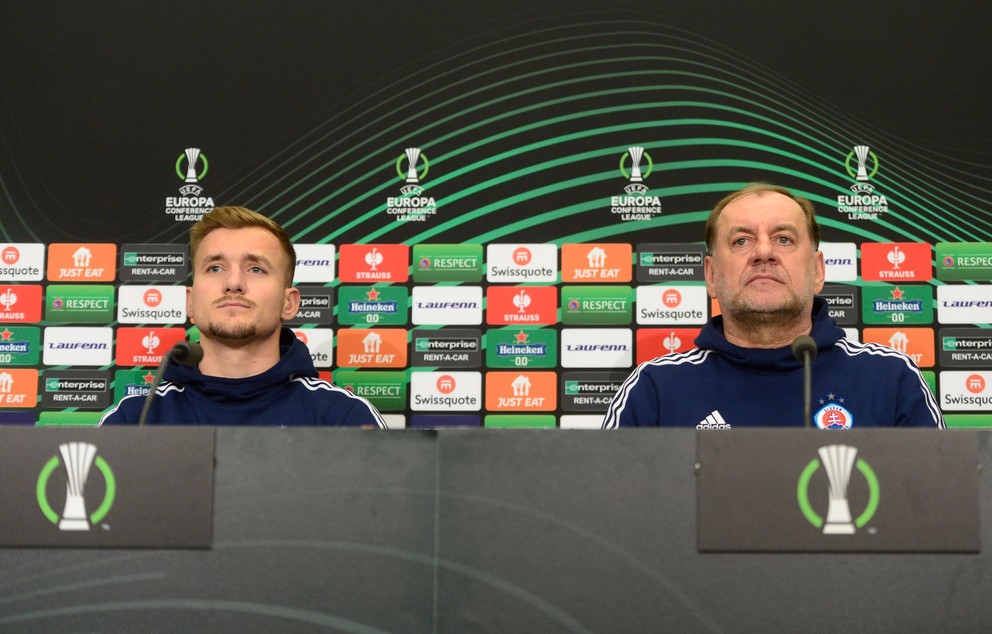 Na snímke vpravo tréner ŠK Slovan Bratislava Vladimír Weiss st. a hráč Jurij Medveděv. 
