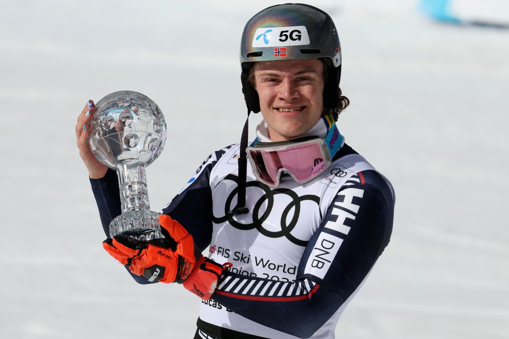 Lucas Braathen pózuje s trofejou pre víťaza disciplíny slalom.