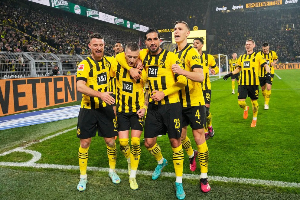 Hráči Borussie Dortmund sa tešia z gólu.
