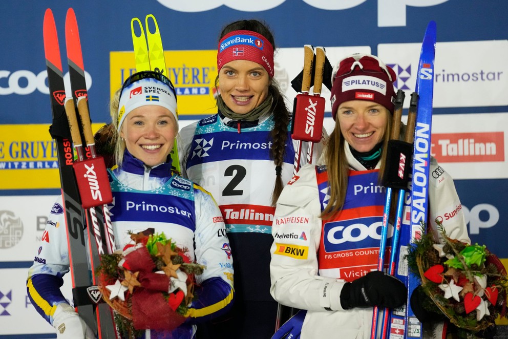 Uprostred víťazka pretekov Kristine Stavaas Skistadová.