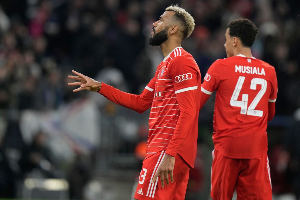 Futbalisti Bayernu Mníchov Eric Maxim Choupo-Moting a Jamal Musiala. 