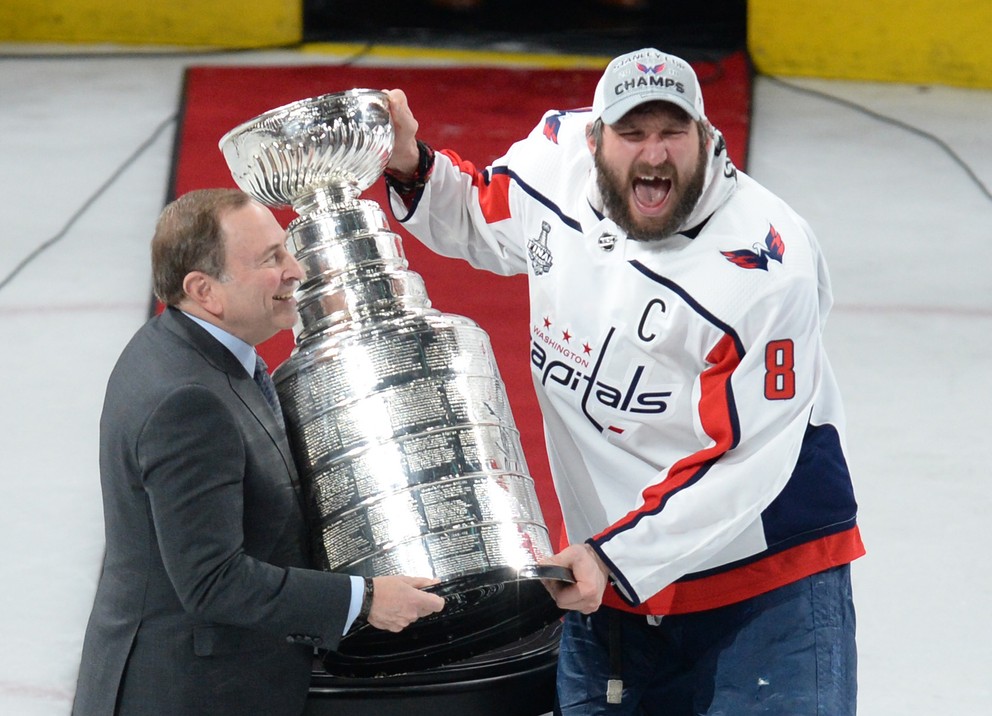 Šéf NHL Gary Bettman a ruský hokejista Alexander Ovečkin, Putinov podporovateľ.