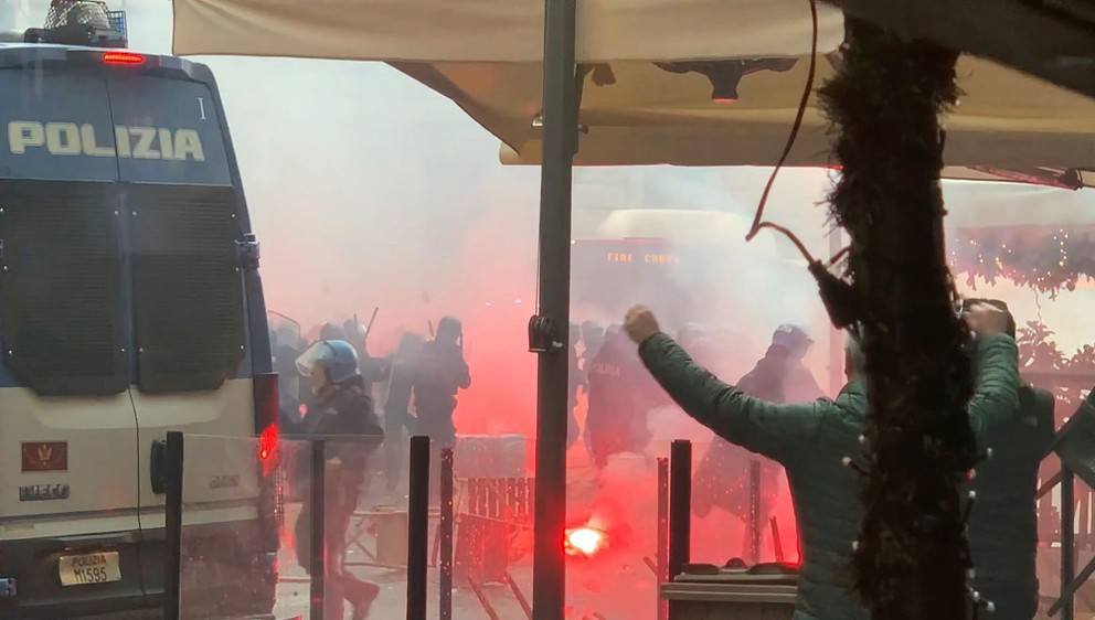 Nepokoje v uliciach Neapola.