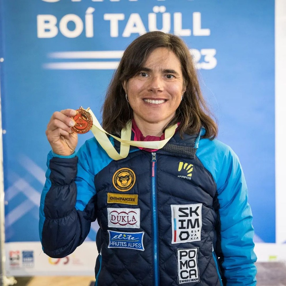 Marianna Jagerčíková sa teší zo zlata v šprinte na MS v skialpinizme (2023). 