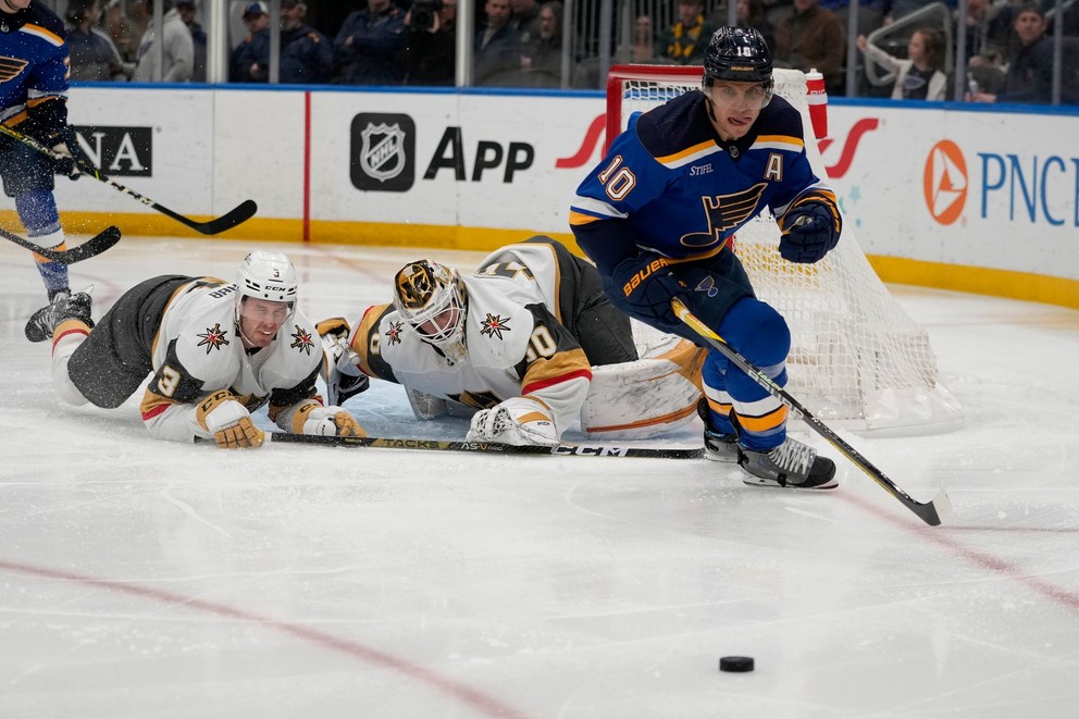 Český brankár Jiří Patera v zápase proti St. Louis Blues. 