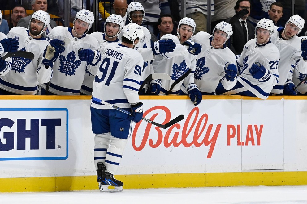 Center Toronta Maple Leafs John Tavares sa teší z gólu so svojimi spoluhráčmi.
