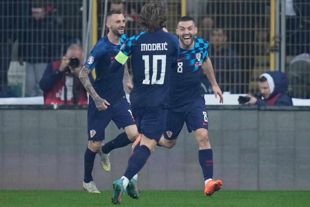 Chorvátsky hráč Mateo Kovačič (vpravo) oslavuje gól so svojimi spoluhráčmi. 