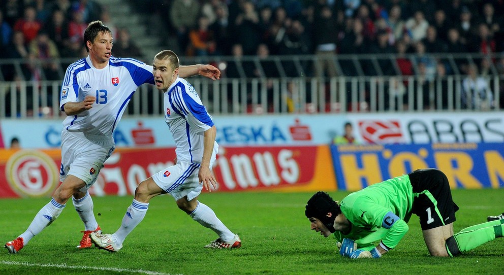 Erik Jendrišek (v strede) sa teší po strelení dnes už pamätného gólu v zápase Česko - Slovensko v kvalifikácii MS vo futbale 2010, keď prekonal Petra Čecha.