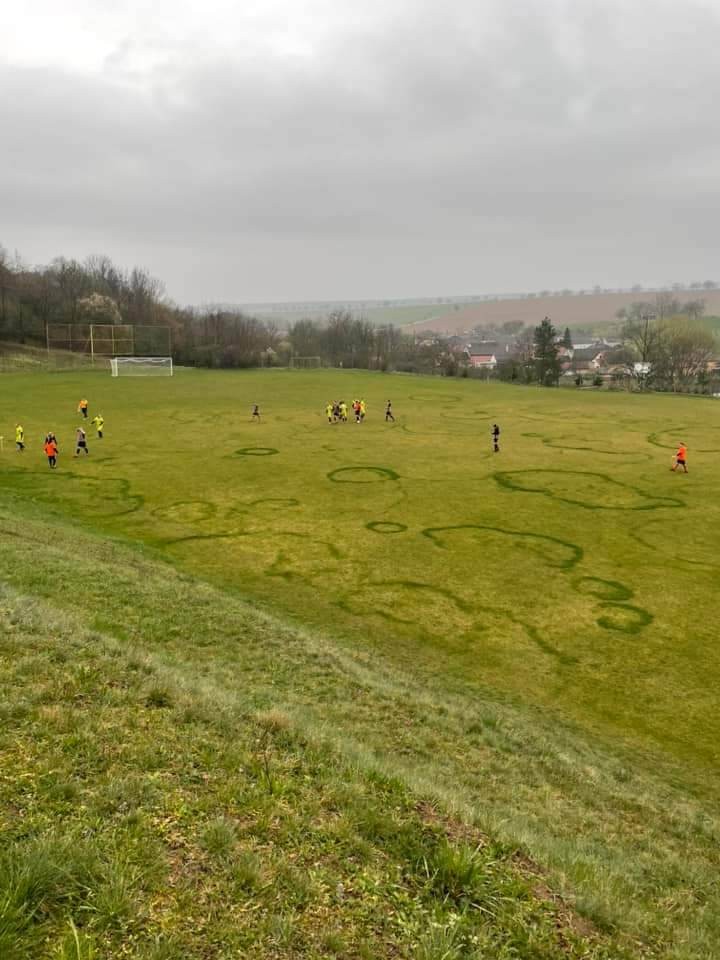 Ďalší záber na ihrisko bez čiar.
