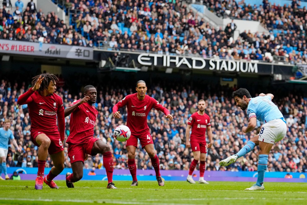 Na snímke hráč Manchestru City Ilkay Gündogan strieľa gól v zápase proti FC Liverpool. 