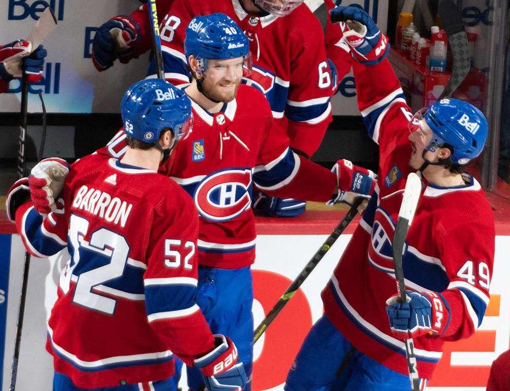 Kanadský obranca Justin Barron v drese Montrealu Canadiens. 