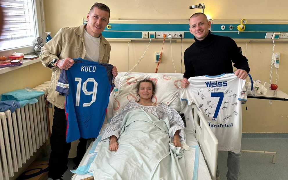 Postrelená Miška s Vladimírom Weissom mladším a Jurajom Kuckom.