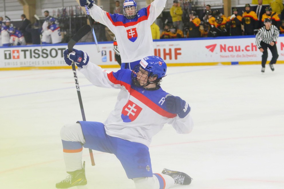 Dalibor Dvorský sa teší po strelenom góle v zápase Slovensko - Nemecko na MS v hokeji do 18 rokov 2023.