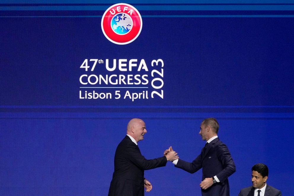 Gianni Infantino (vľavo) a Aleksander Čeferin na kongrese UEFA v Lisabone.