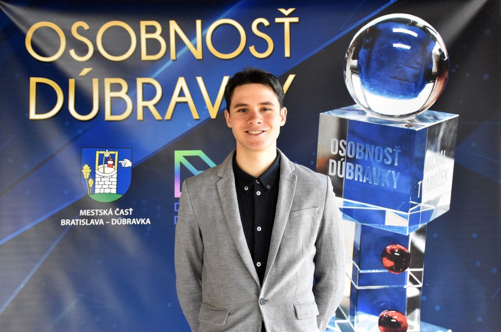 Tomáš Sivok si prebral ocenenie pre osobnosti Dúbravky v kategórii športovec.