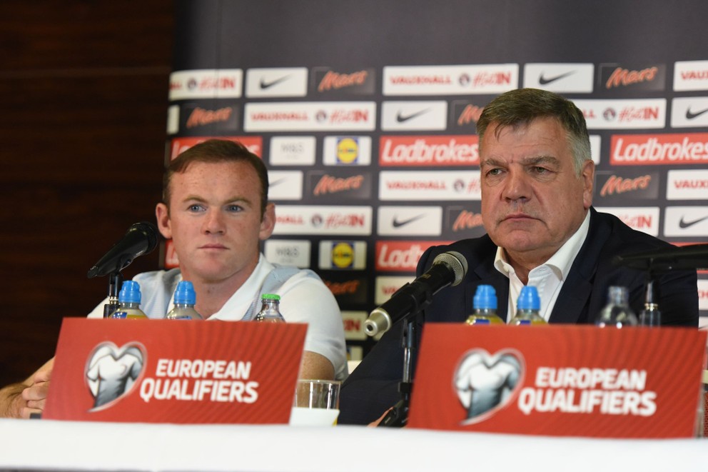 Wayne Rooney a tréner Sam Allardyce počas tlačovej konferencie. 