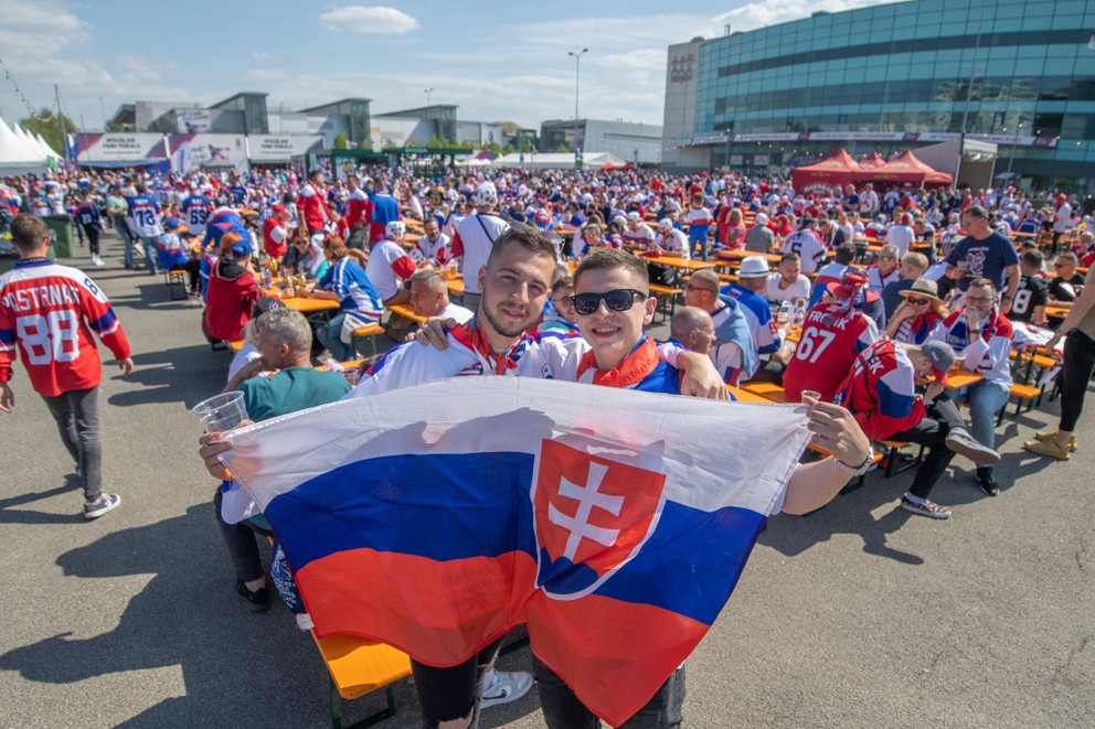 Slovenskí fanúšikovia pózujú pred Riga Arénou pred zápasom Slovensko - Česko na MS 2023.