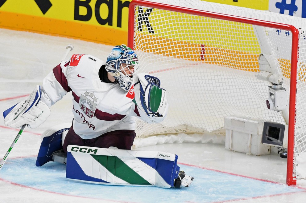 Brankár Arturs Silovs inkasuje gól v zápase Slovensko - Lotyšsko na MS v hokeji 2023.