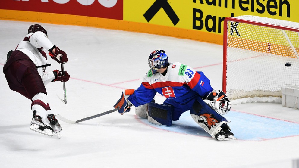 Rodrigo Abols (Lotyšsko) strieľa gól brankárovi Stanislavovi Škorvánkovi v zápase Slovensko - Lotyšsko na MS v hokeji 2023.