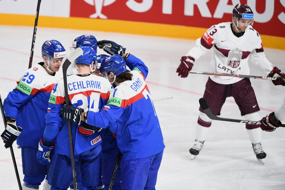 Slovenskí reprezentanti sa tešia po strelenom góle v zápase Slovensko - Lotyšsko na MS v hokeji 2023.