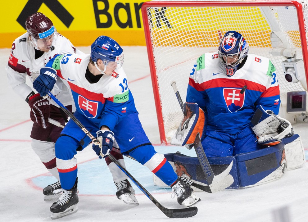 Zľava brankár Stanislav Škorvánek, František Gajdoš a Rodrigo Abols v zápase Slovensko - Lotyšsko na MS v hokeji 2023.