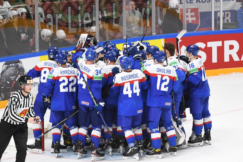 Slovenskí hokejisti sa tešia po triumfe v zápase Slovensko - Lotyšsko na MS v hokeji 2023.
