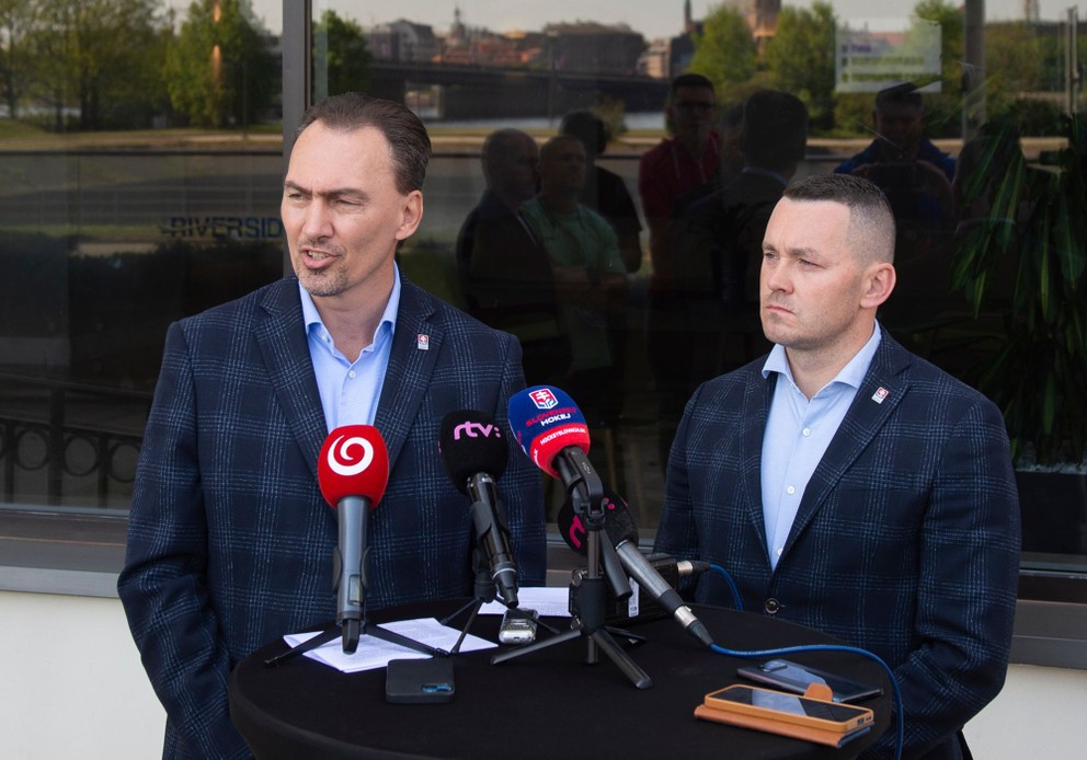 Prezident Slovenského zväzu ľadového hokeja (SZĽH) Miroslav Šatan a vpravo generálny sekretár SZĽH Miroslav Lažo.