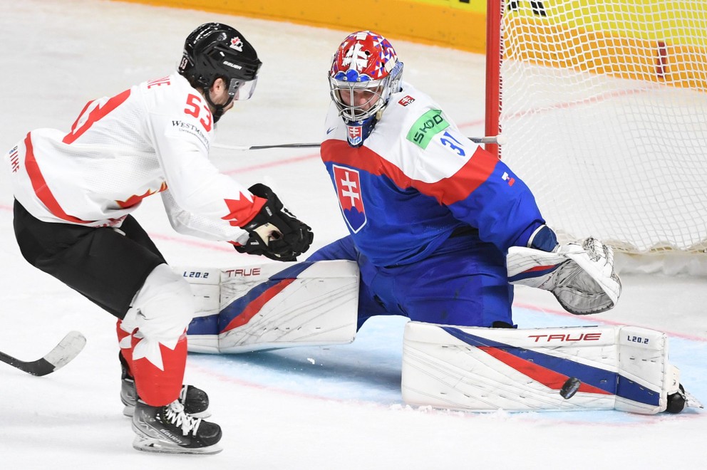 Samuel Hlavaj (vpravo) a útočník Kanady Michael Carcone (vľavo) v zápase Slovensko - Kanada na MS v hokeji 2023.